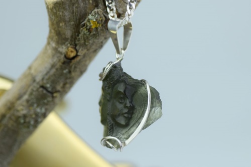 Kámen Vltavín ve stříbrném rámečku