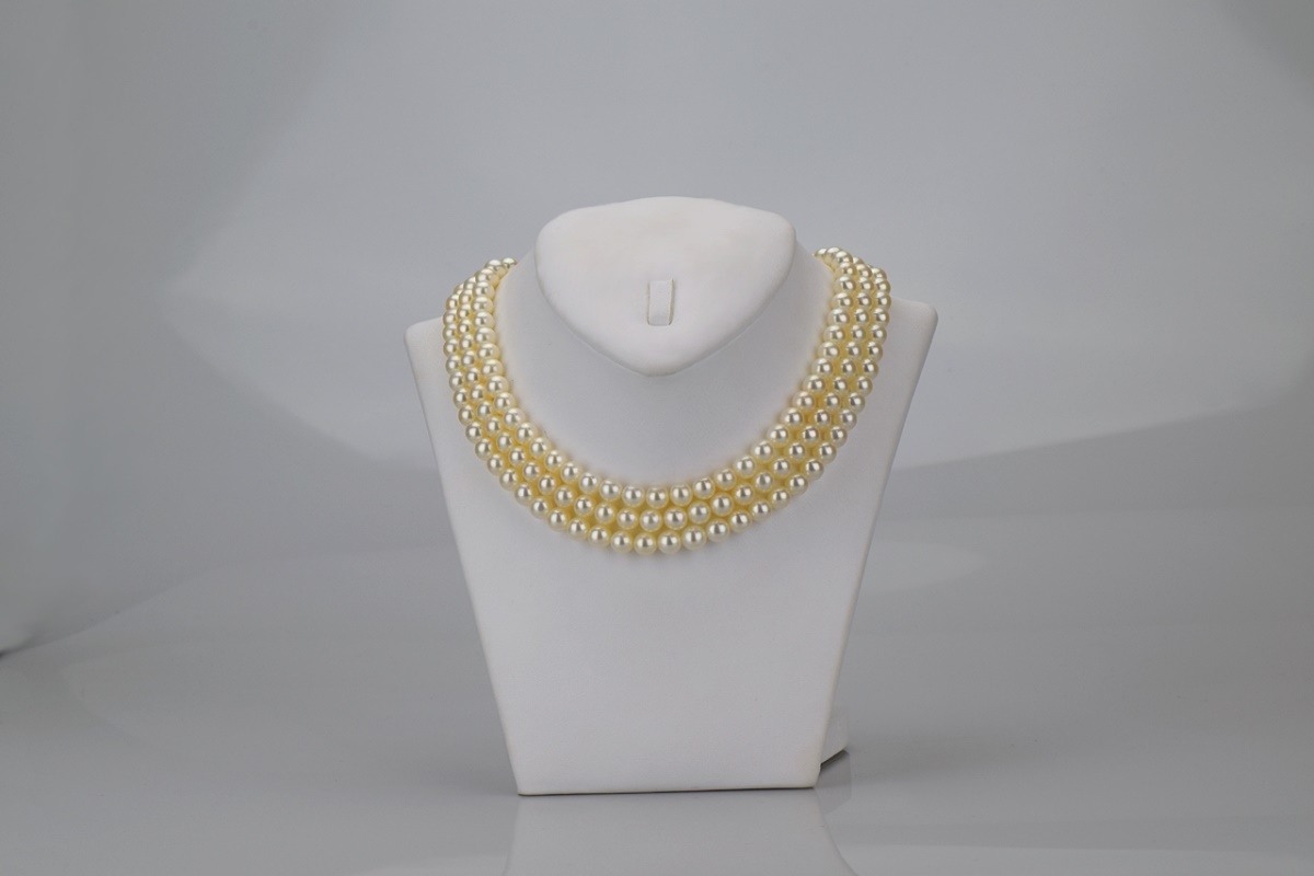Třířadý perlový náhrdelník 