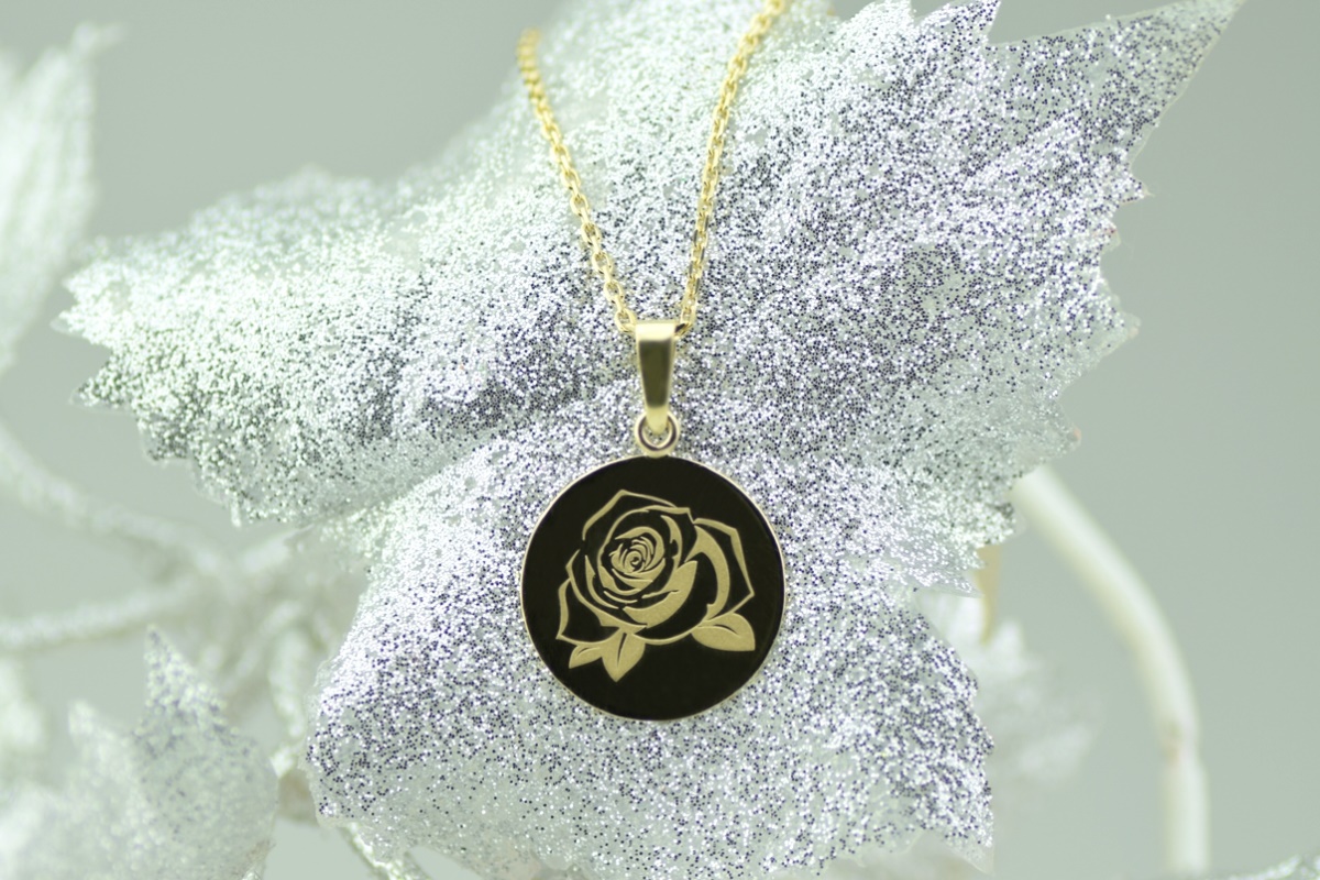 Zlatý přívěs s růží