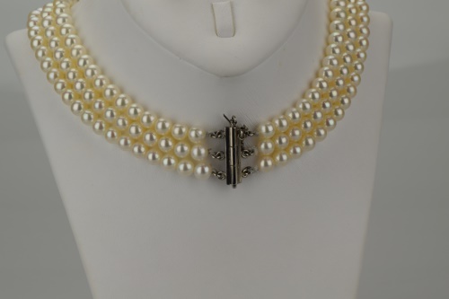 Třířadý perlový náhrdelník 
