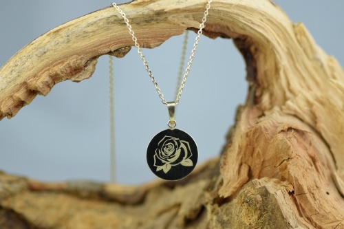 Zlatý přívěs s růží