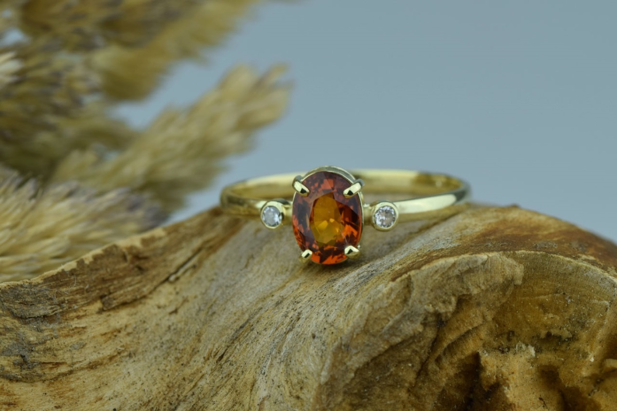 Zlatý prsten s kamenem Spessartin a zirkony